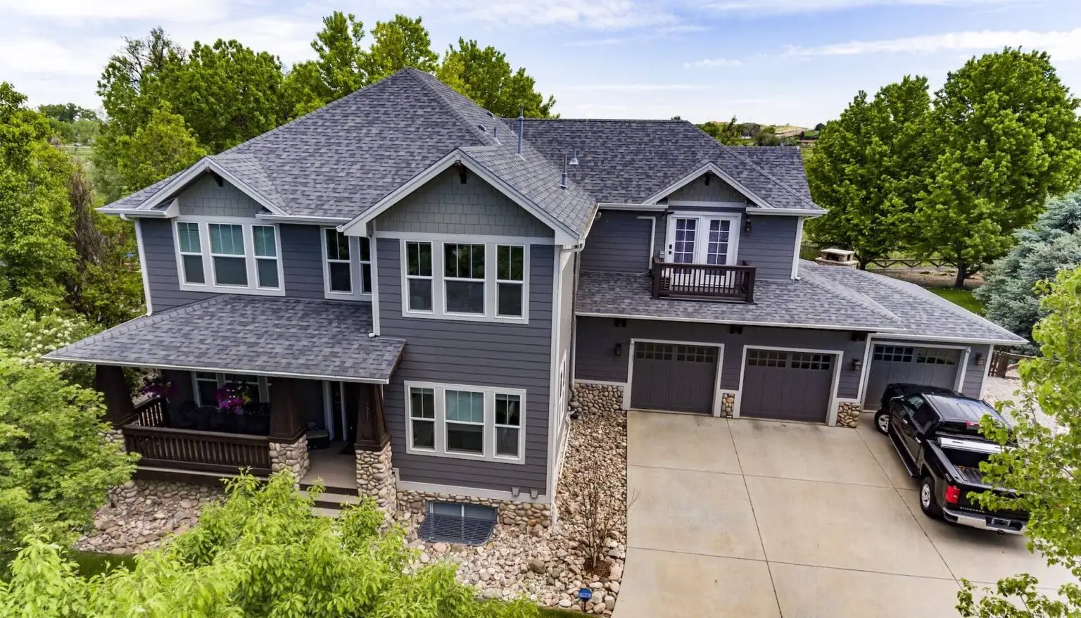 Erie Colorado house with James Hardie Aged Pewter siding and a Cobblestone shingled gable