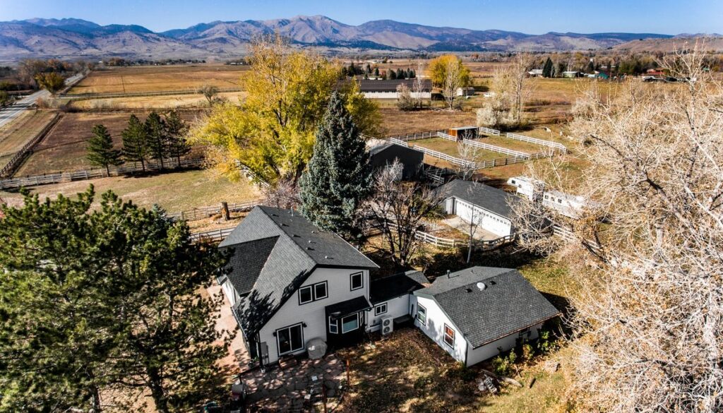 Niwot area home with James Hardie Arctic White siding and Iron Gray trim installed by Northern Lights Exteriors