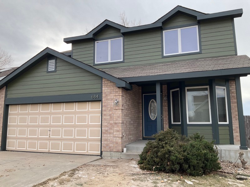 Northglenn CO home with James Hardie Mountain Sage siding and Iron Gray trim plus roof replacement