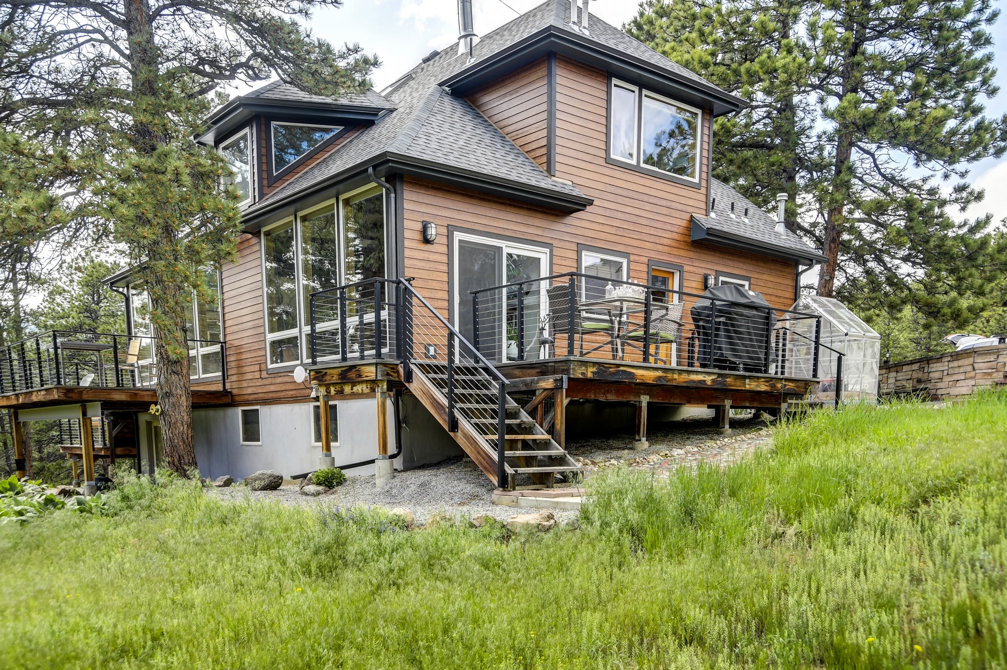 Boulder mountain home with James Hardie Woodtone Collection Old Cherry siding and Cordovan Brown trim by Northern Lights Exteriors