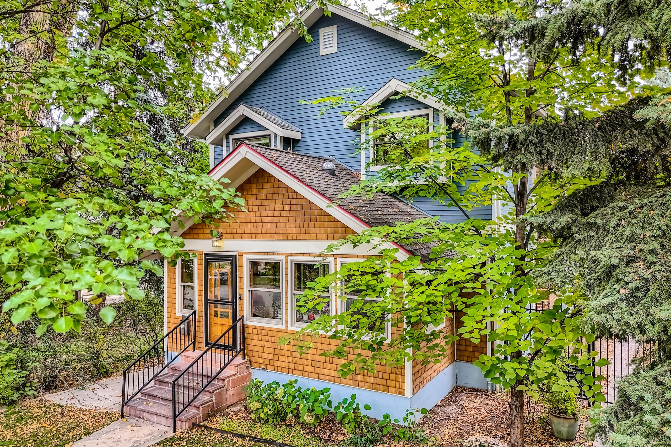 Longmont CO home with James Hardie Artisan lap siding in Evening Blue installed by Northern Lights Exteriors