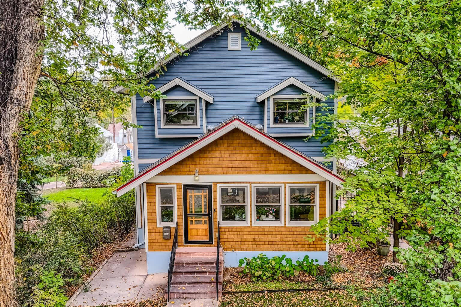Longmont Colorado house with James Hardie Artisan lap siding in Evening Blue