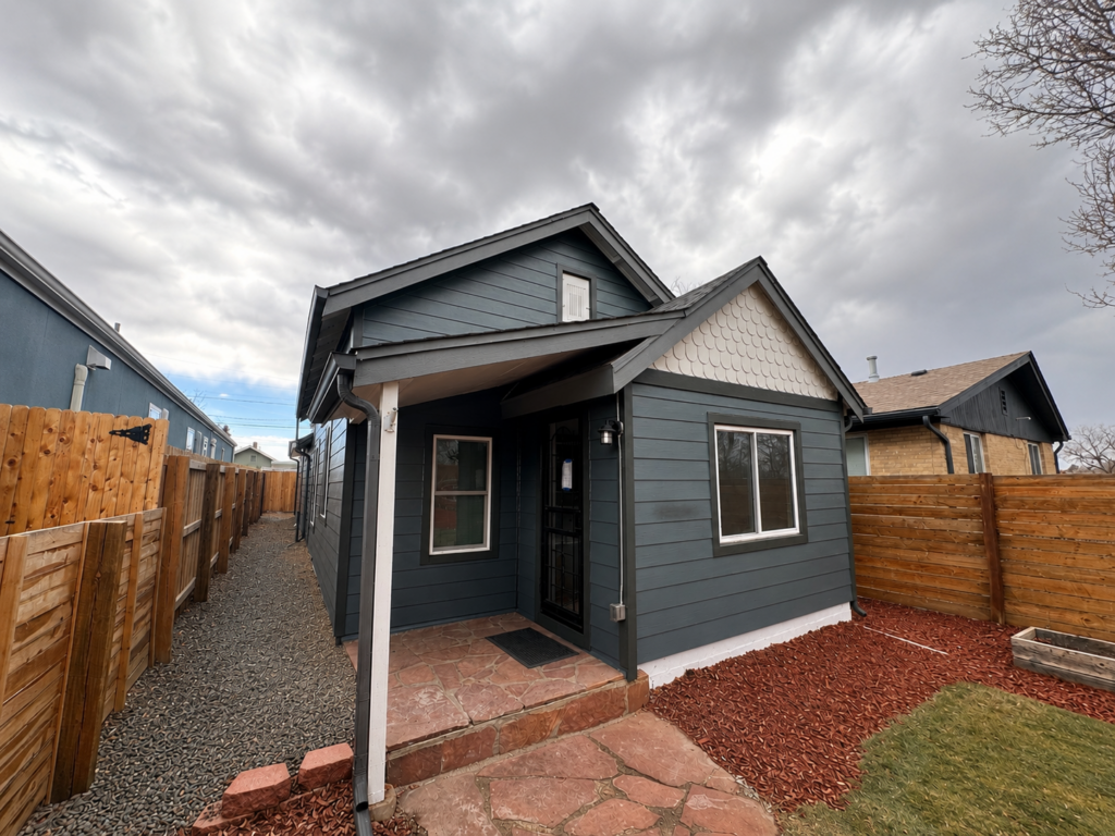 Denver, Colorado home with new energy-efficient Simonton vinyl replacement windows and James Hardie siding installed by Northern Lights Exteriors in Denver, CO 80212