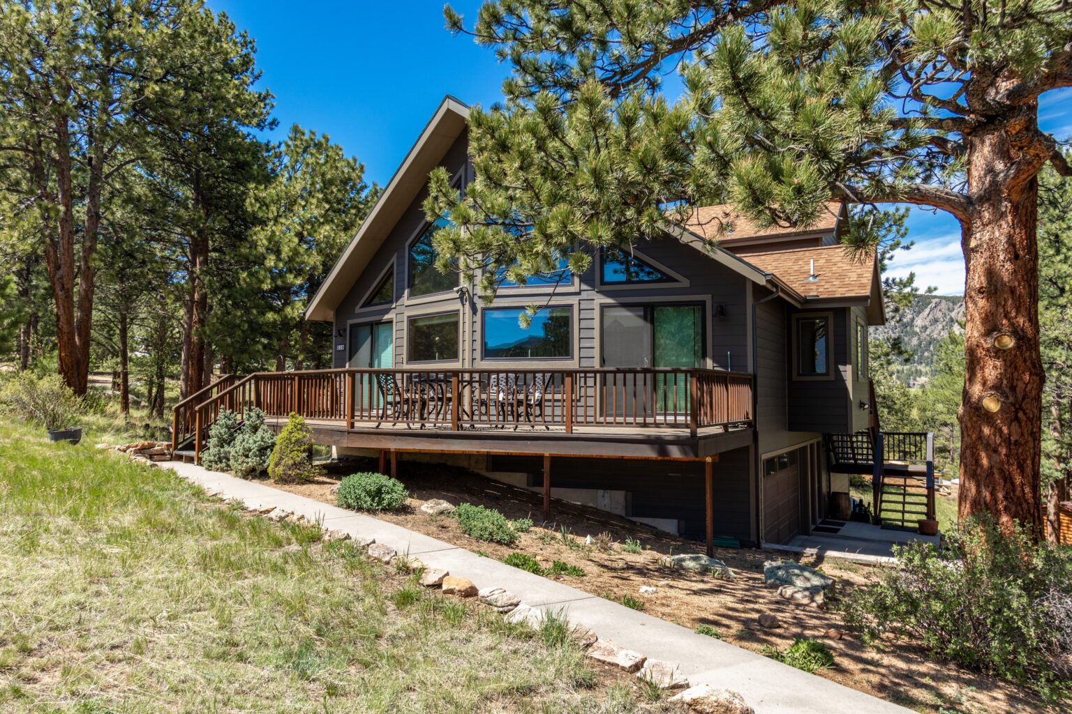 Estes Park Colorado house with James Hardie Rich Espresso fiber cement siding and Timber Bark accents