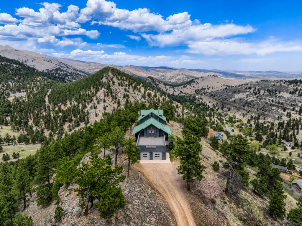 Mountain home near Boulder, CO with James Hardie Iron Gray fiber cement siding by Northern Lights Exteriors